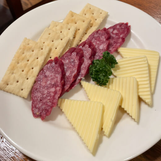 ヤンキィース　チーズとサラミとクラッカー